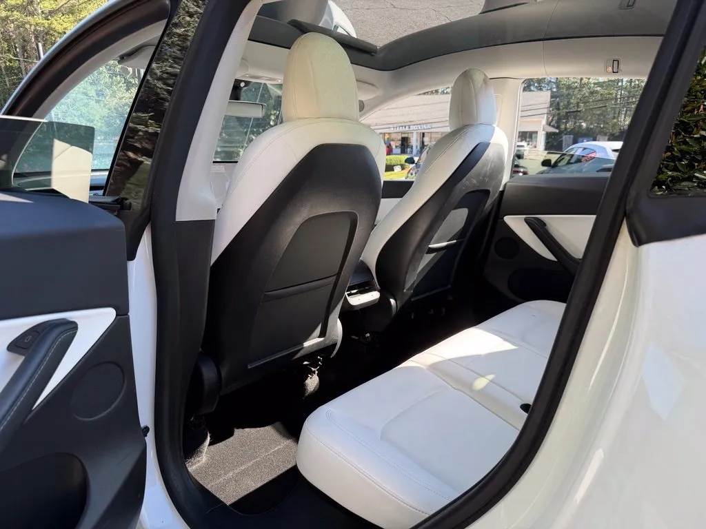 Tesla Model Y photo 30