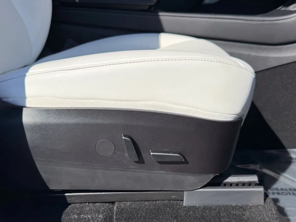 Tesla Model Y photo 35