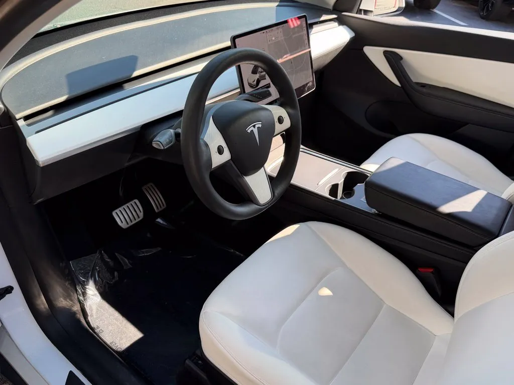 Tesla Model Y photo 24