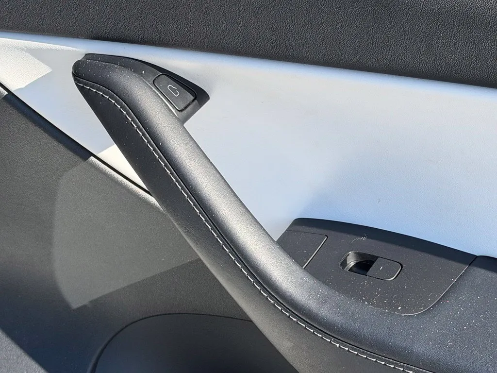 Tesla Model Y photo 37