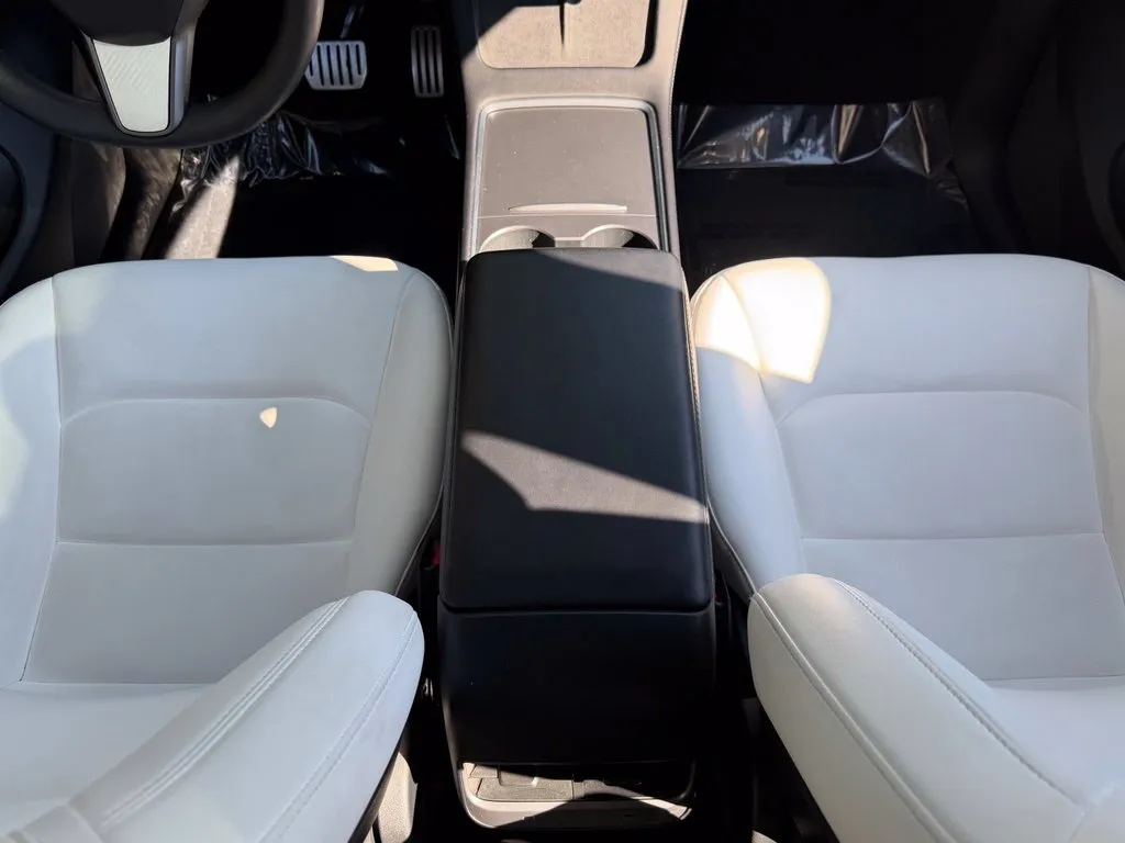 Tesla Model Y photo 47