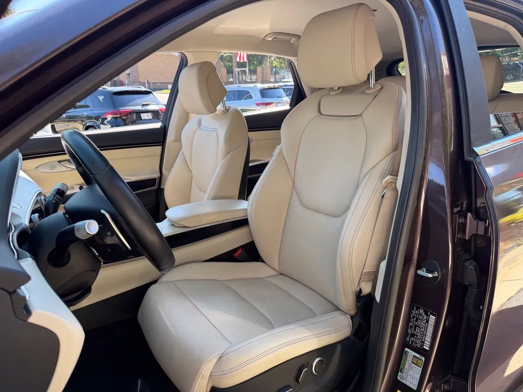 Genesis GV70 photo 26
