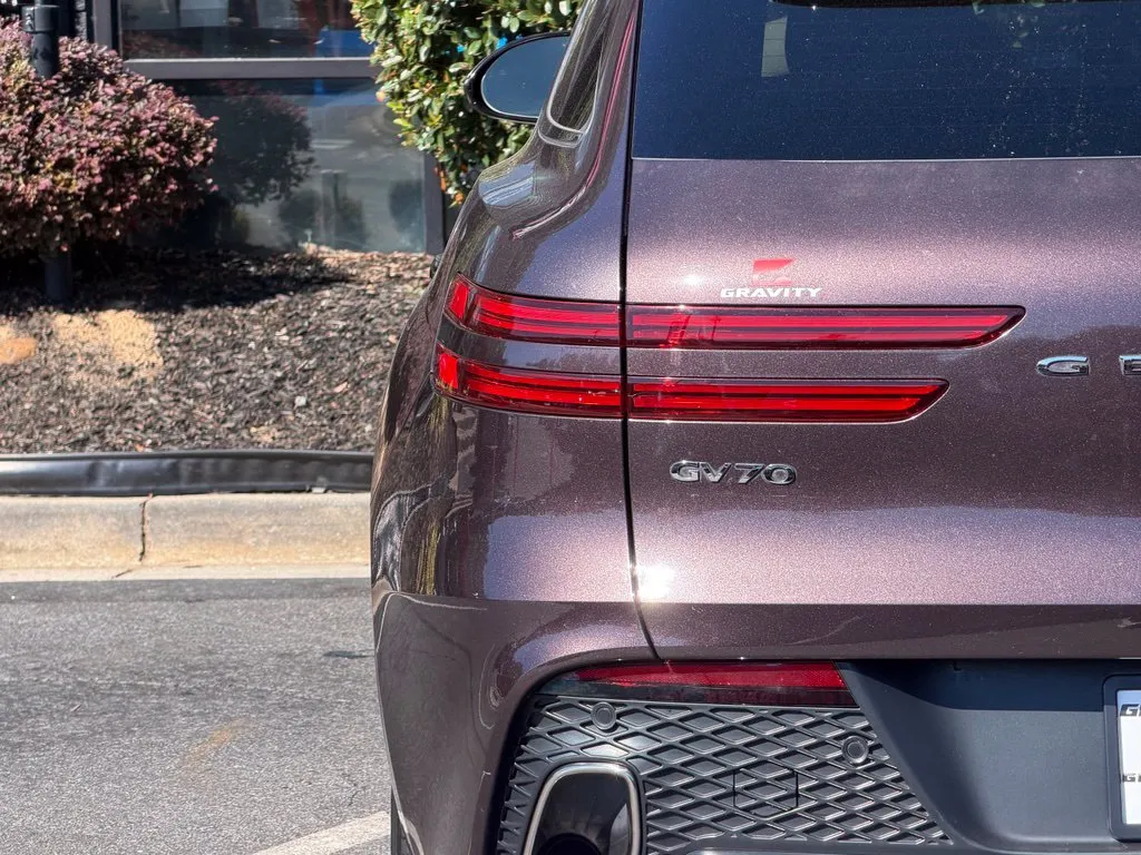 Genesis GV70 photo 15