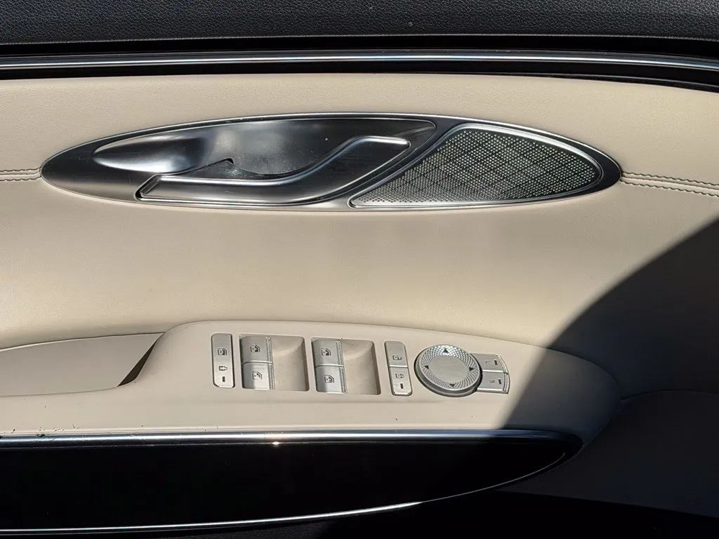 Genesis GV70 photo 30