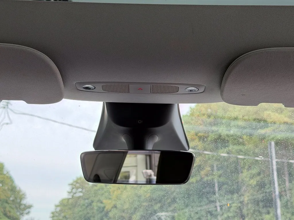 Tesla Model Y photo 47