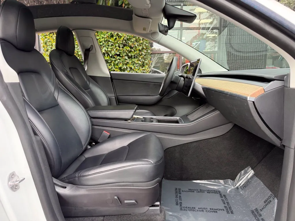 Tesla Model Y photo 32