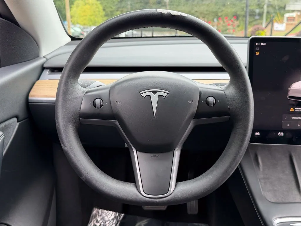 Tesla Model Y photo 42