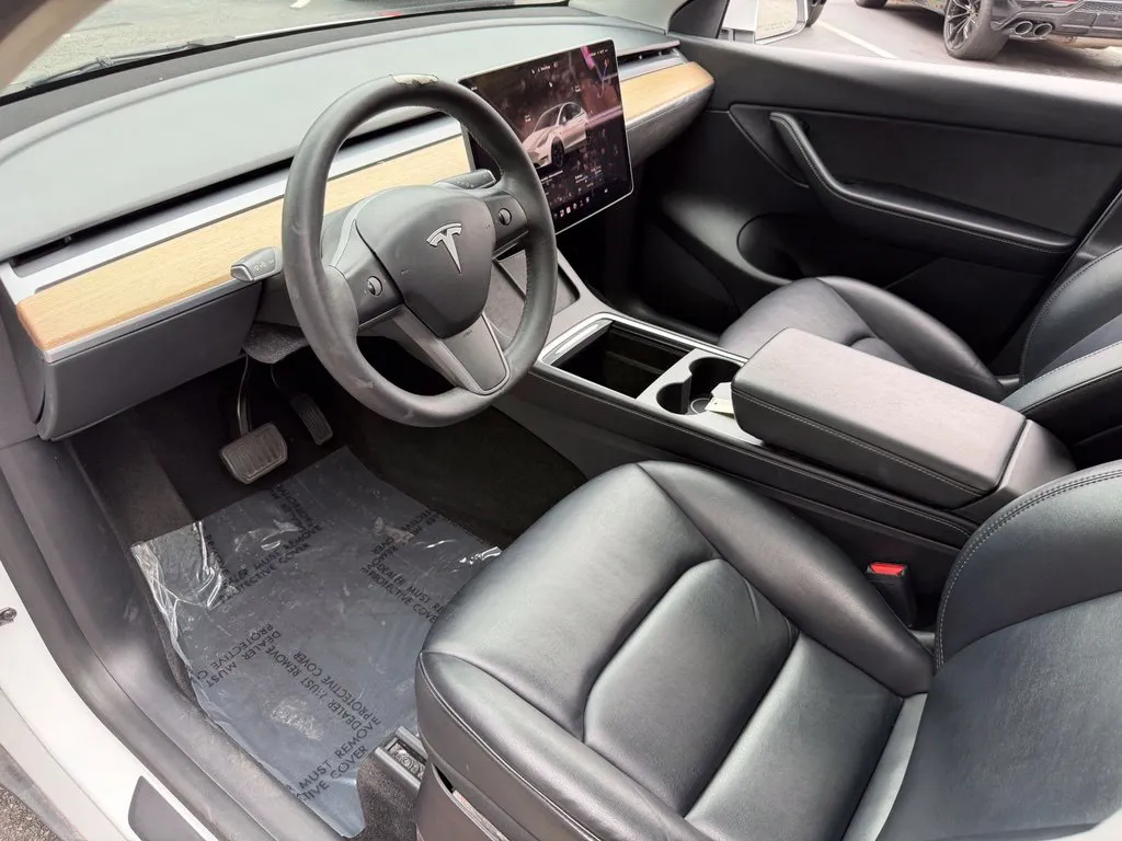 Tesla Model Y photo 24