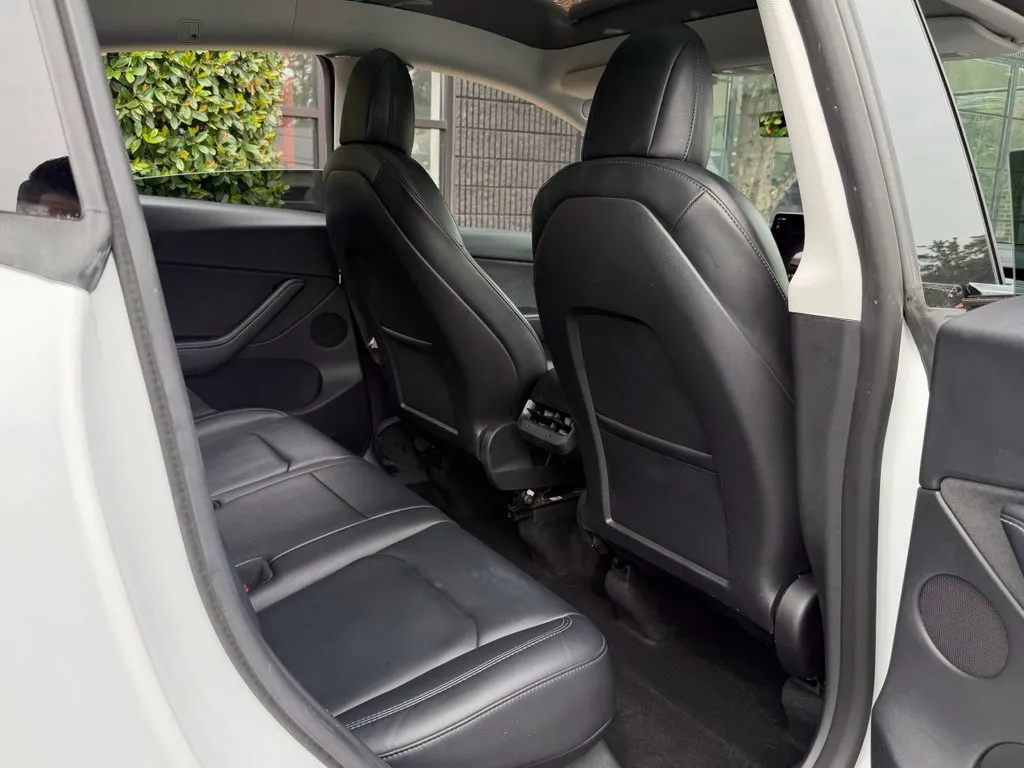 Tesla Model Y photo 37