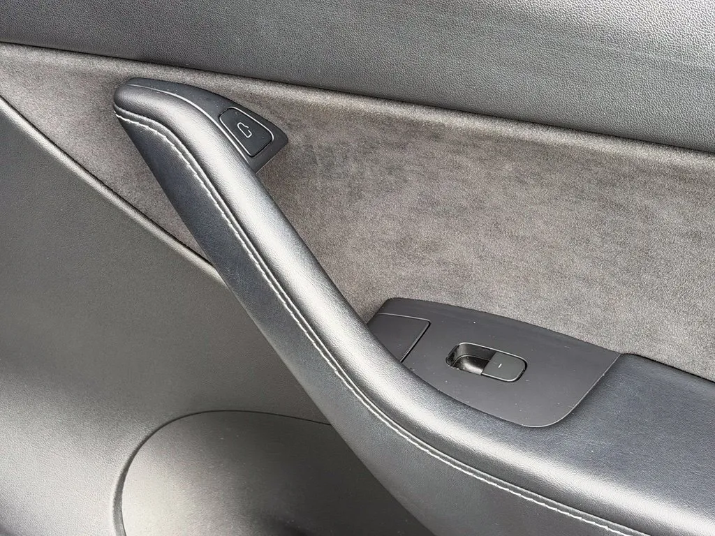 Tesla Model Y photo 36