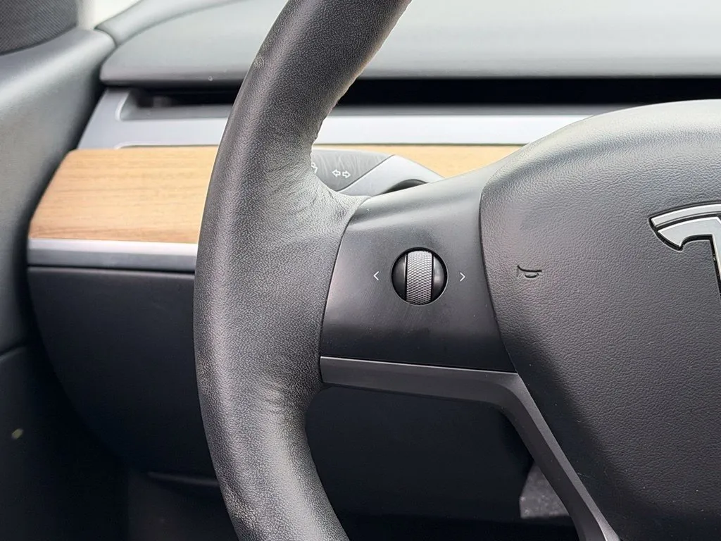 Tesla Model Y photo 43