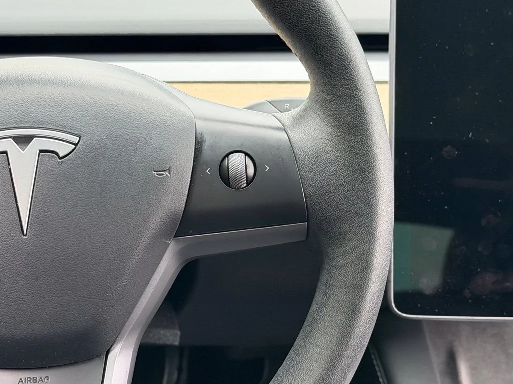 Tesla Model Y photo 44