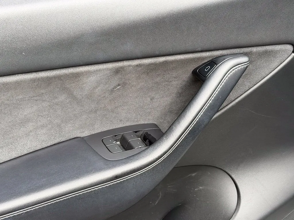 Tesla Model Y photo 28