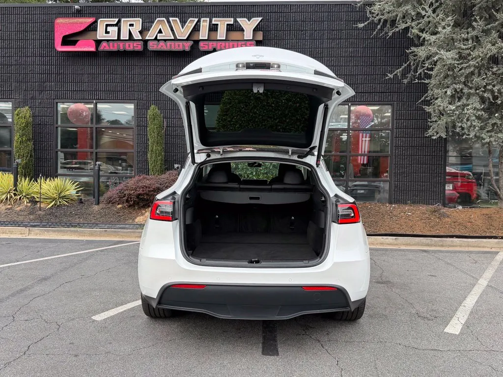 Tesla Model Y photo 17