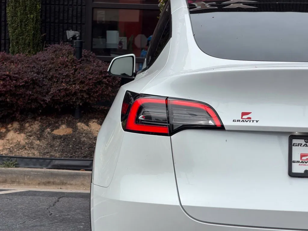Tesla Model Y photo 15