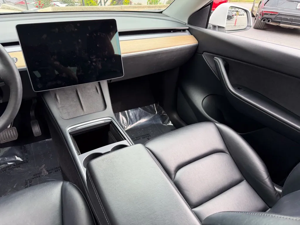 Tesla Model Y photo 41