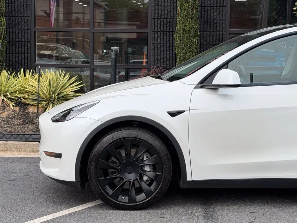 Tesla Model Y photo 10