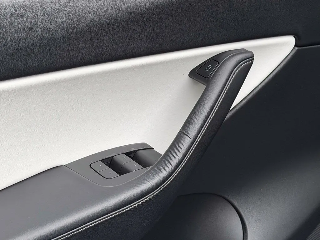 Tesla Model Y photo 29