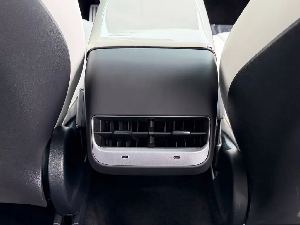 Tesla Model Y photo 49
