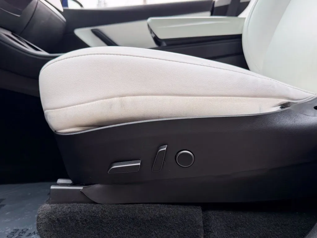 Tesla Model Y photo 27