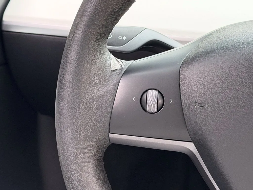 Tesla Model Y photo 44