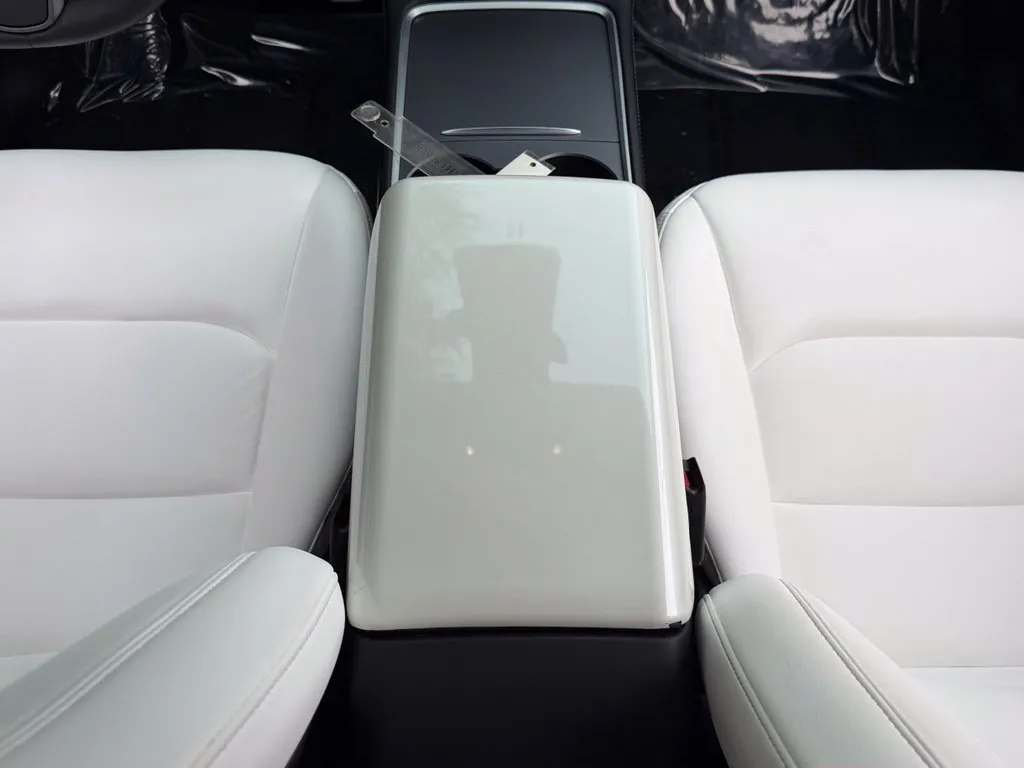 Tesla Model Y photo 47