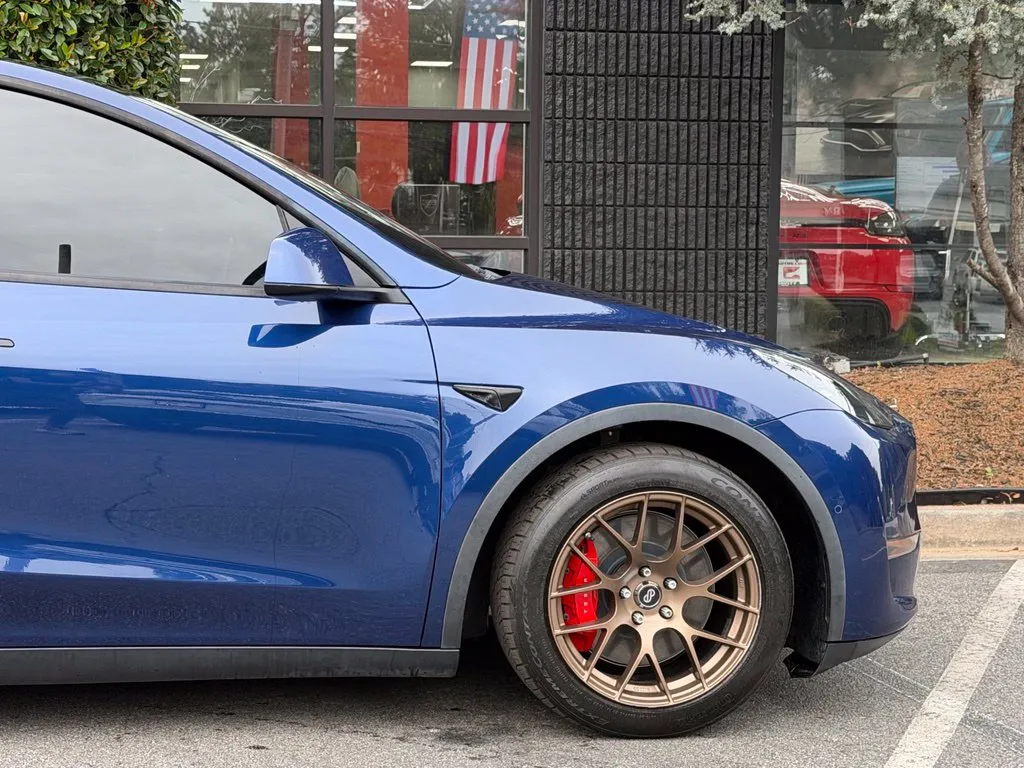 Tesla Model Y photo 23