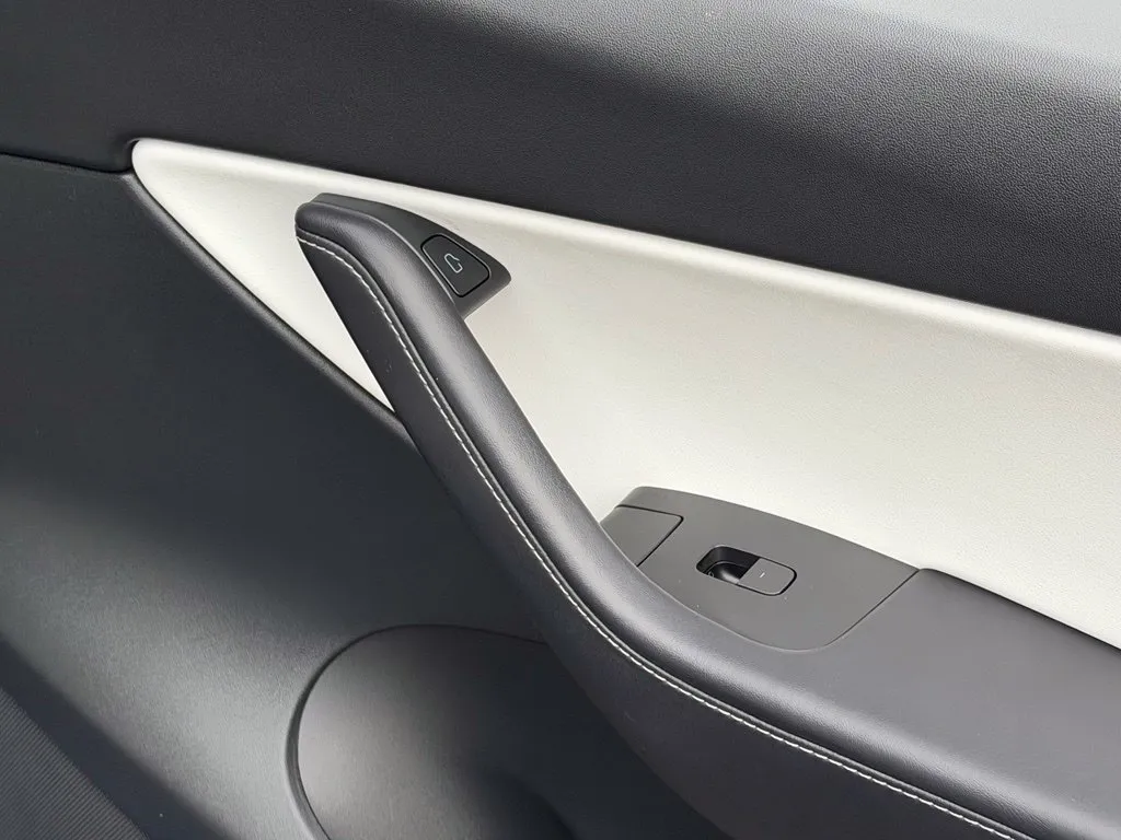 Tesla Model Y photo 37