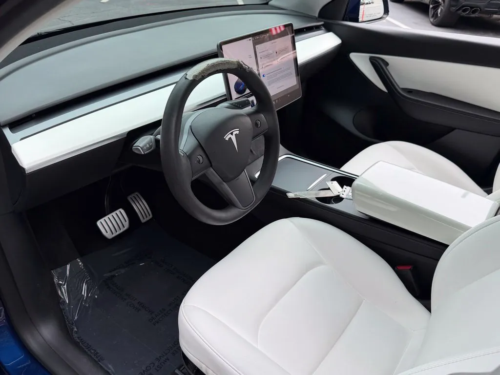 Tesla Model Y photo 24