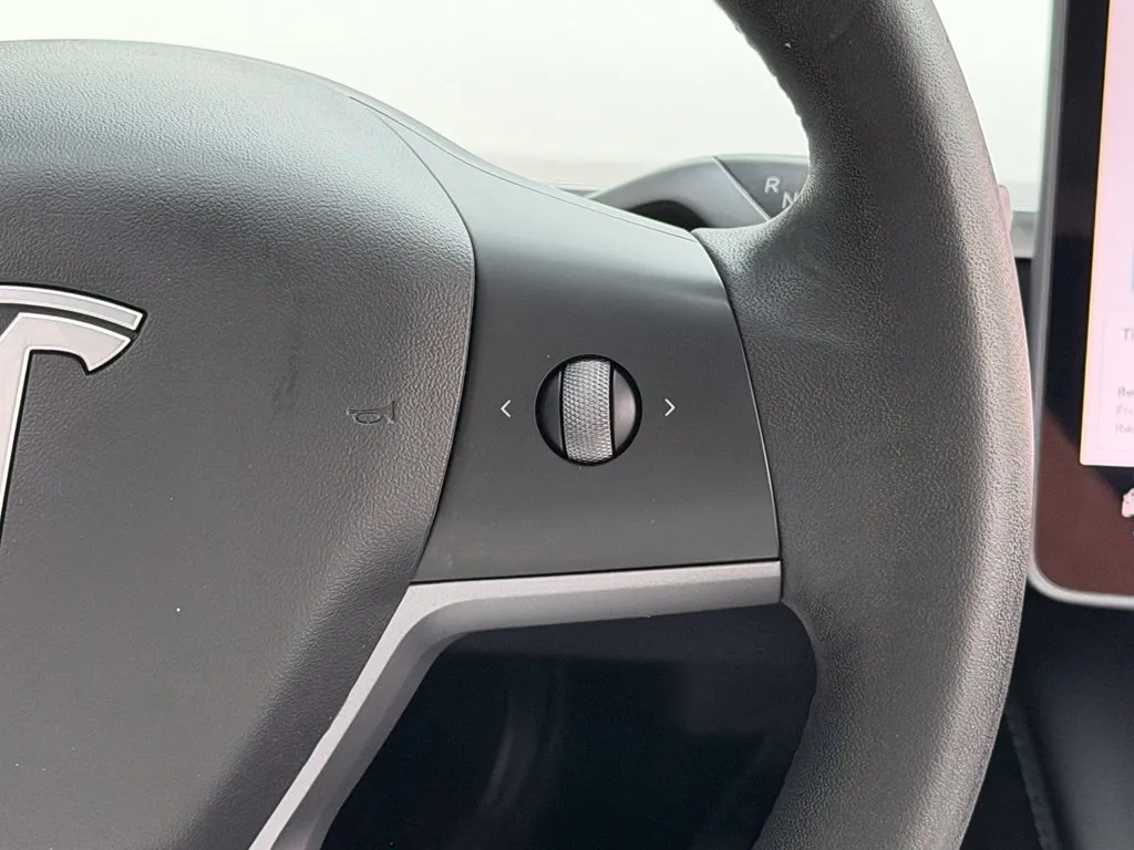 Tesla Model Y photo 45