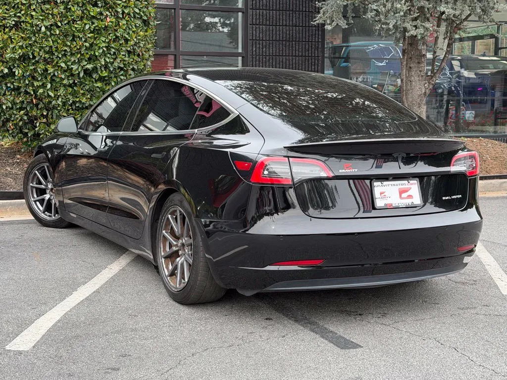 Tesla Model 3 photo 19