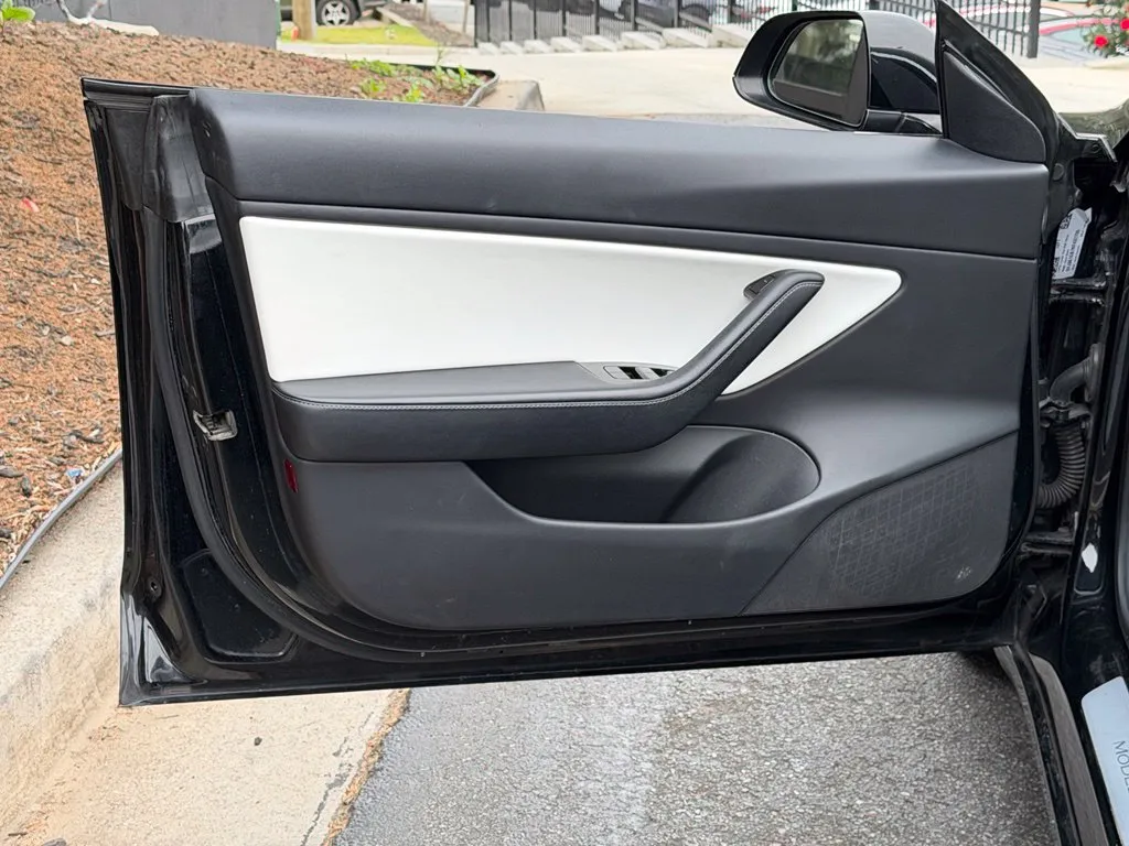 Tesla Model 3 photo 28