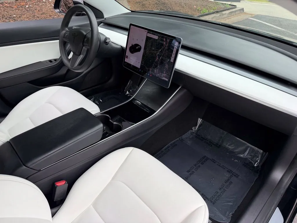 Tesla Model 3 photo 32