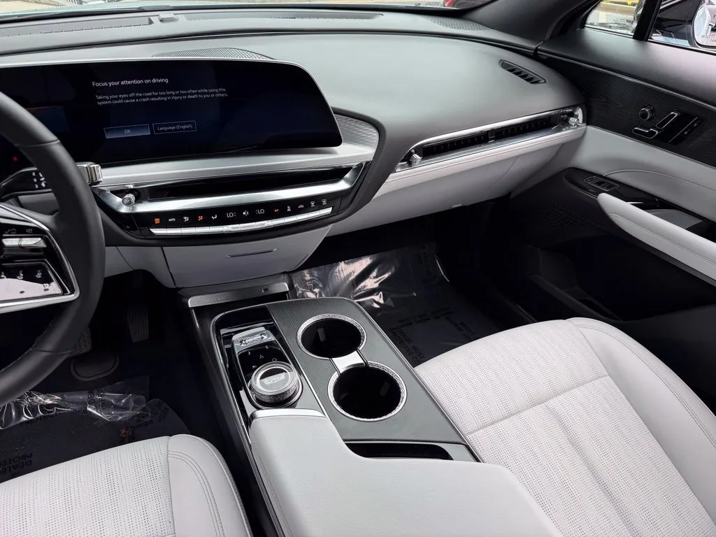 Cadillac Lyriq photo 38