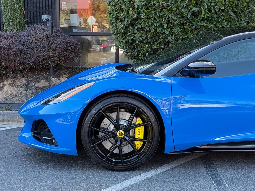 Lotus Emira photo 9