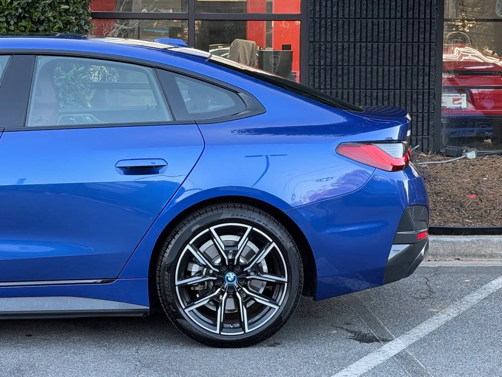 BMW i4 photo 11