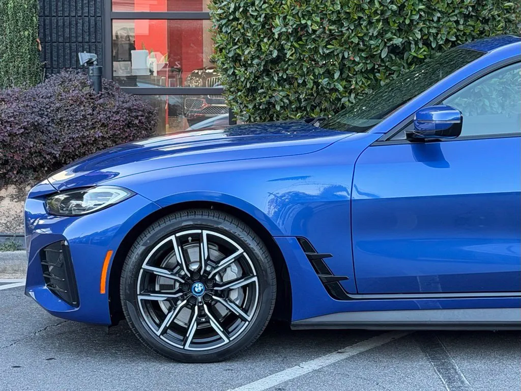 BMW i4 photo 10