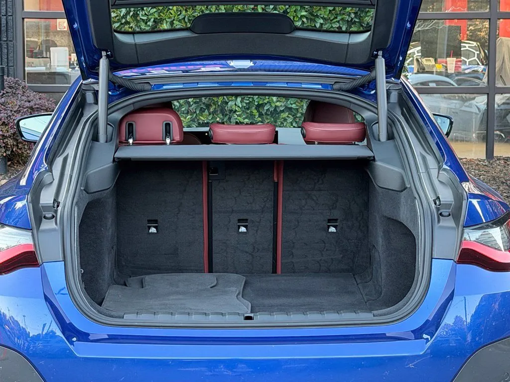BMW i4 photo 18