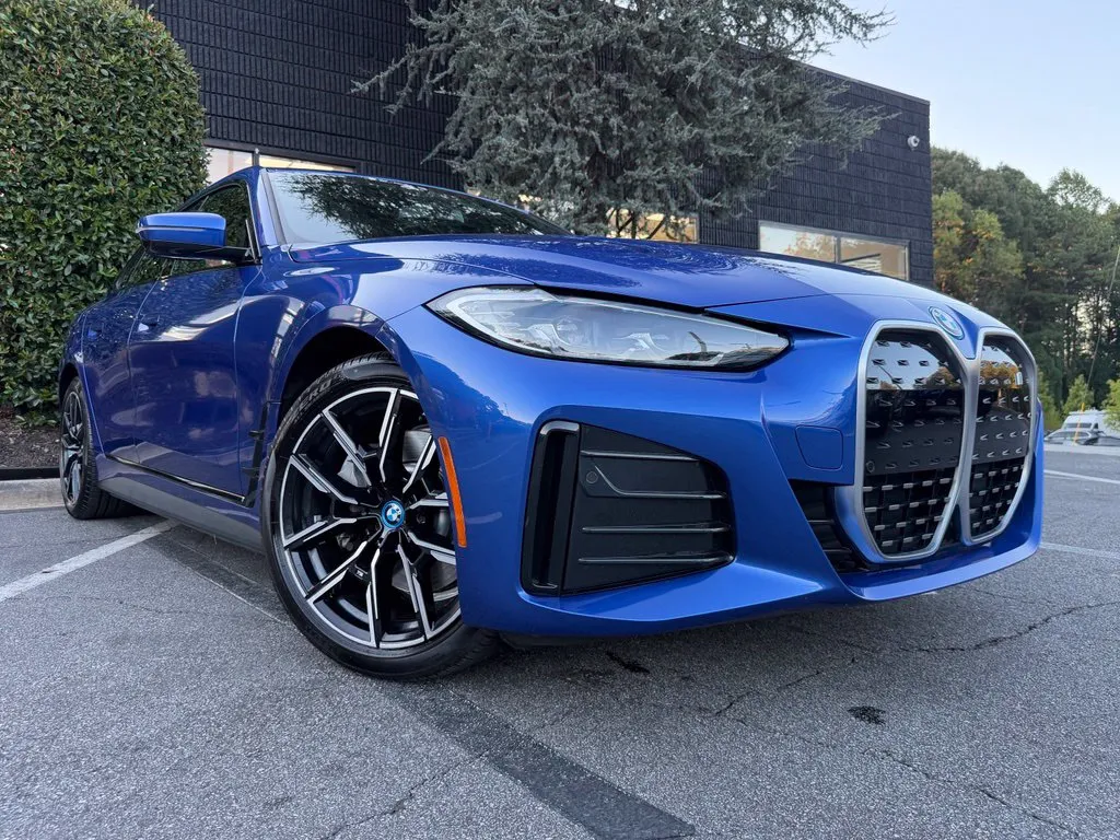 BMW i4 photo 8