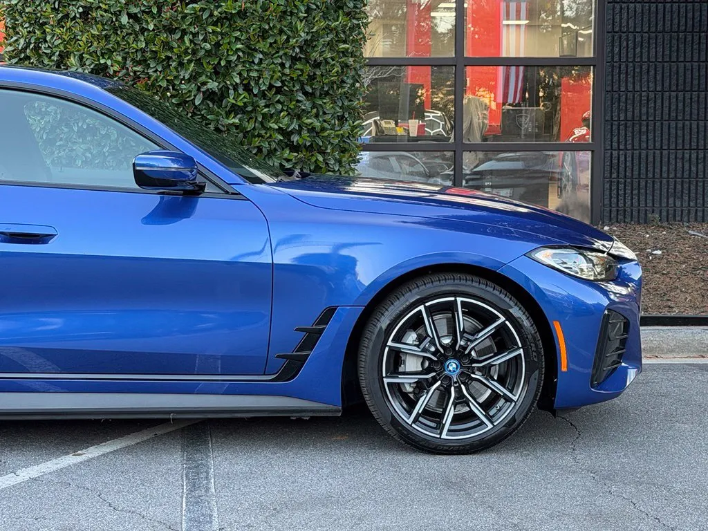 BMW i4 photo 23