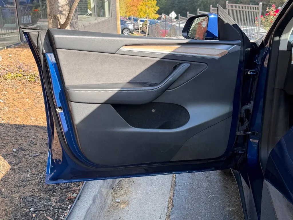 Tesla Model Y photo 28