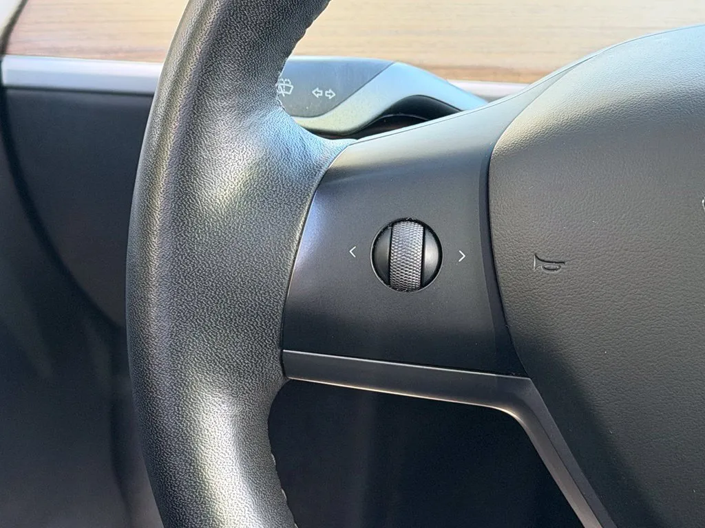 Tesla Model Y photo 44