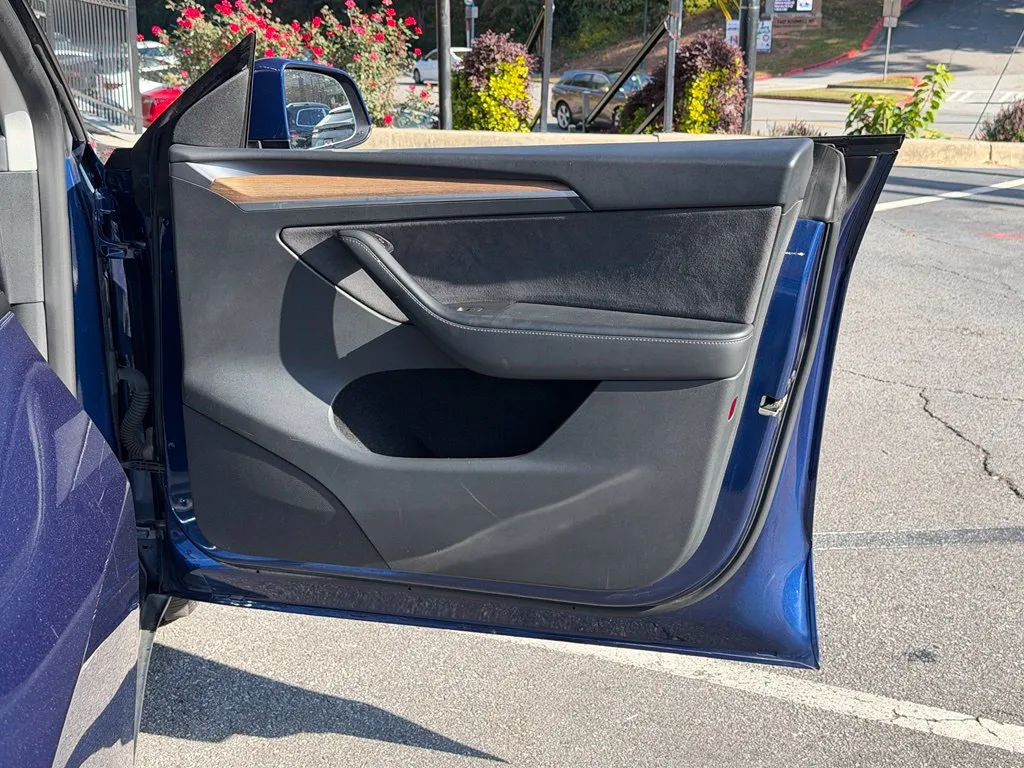 Tesla Model Y photo 36