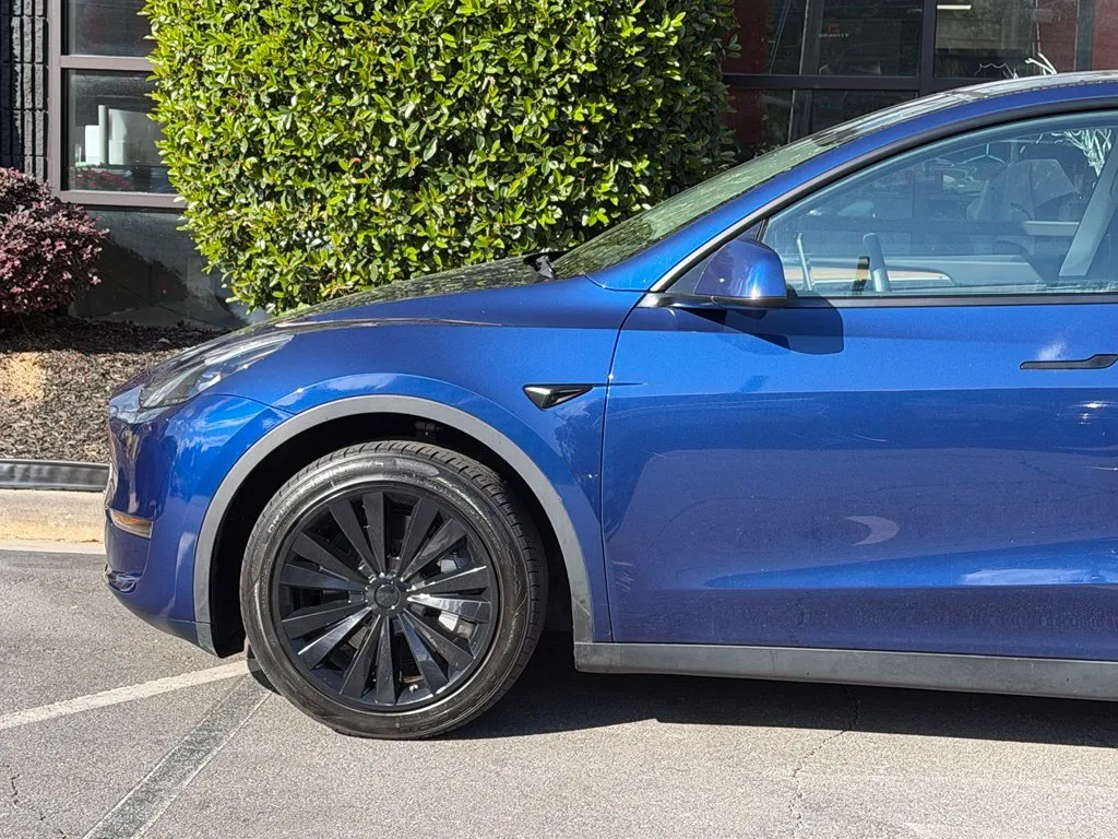 Tesla Model Y photo 10