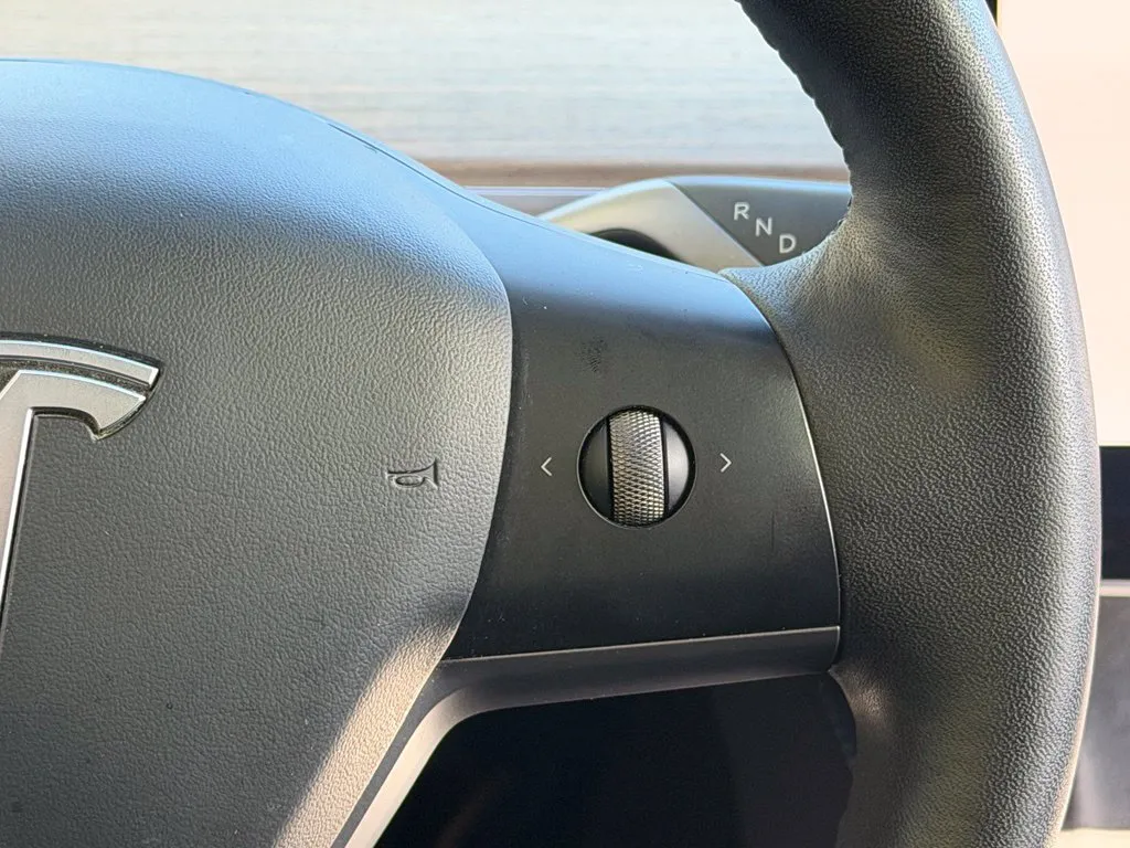 Tesla Model Y photo 45