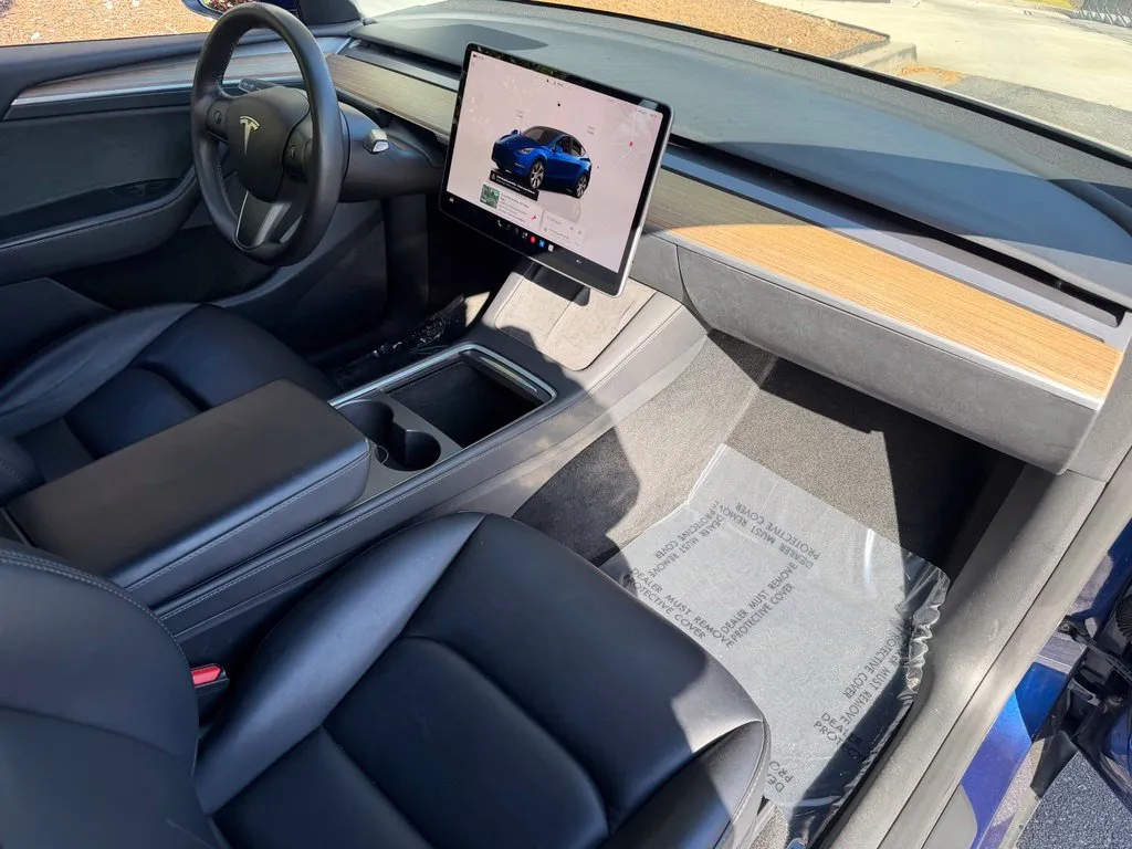 Tesla Model Y photo 32