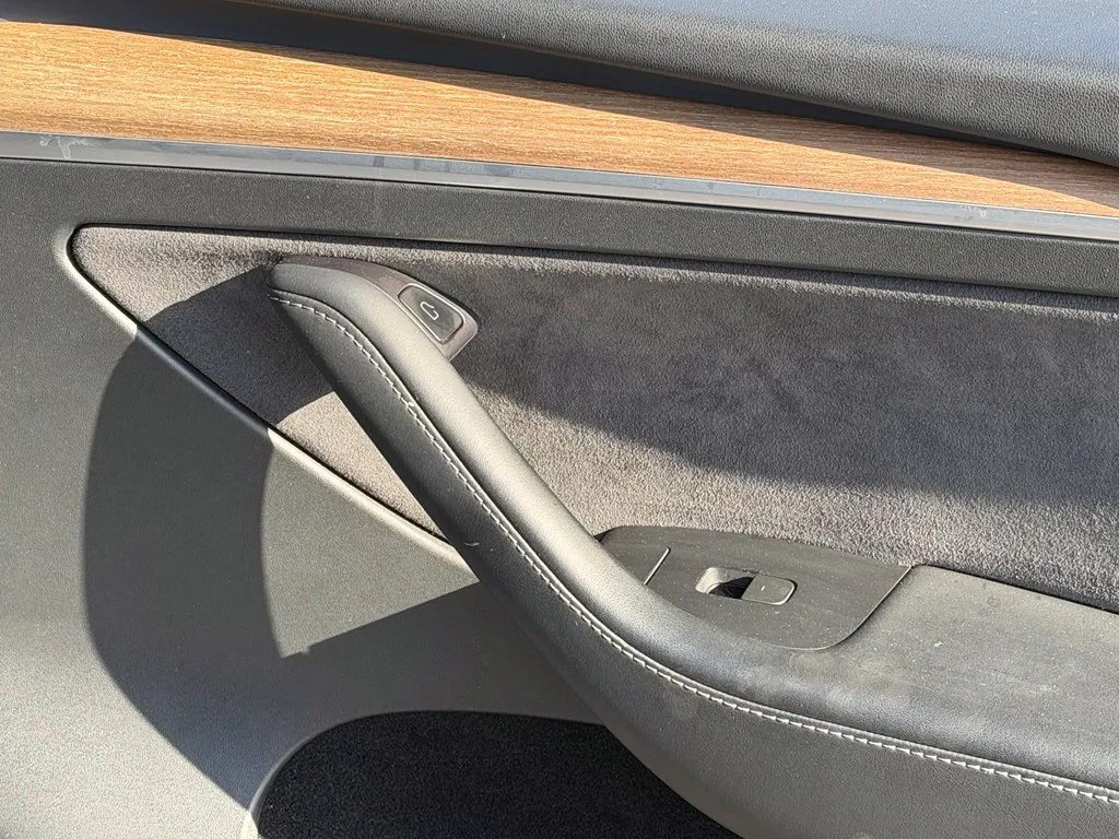 Tesla Model Y photo 37
