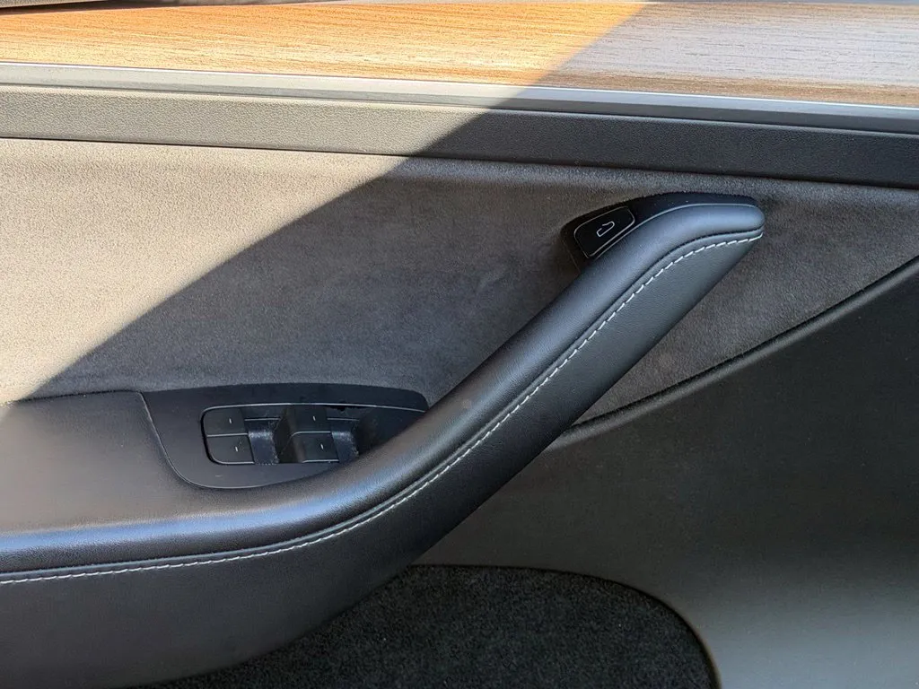 Tesla Model Y photo 29