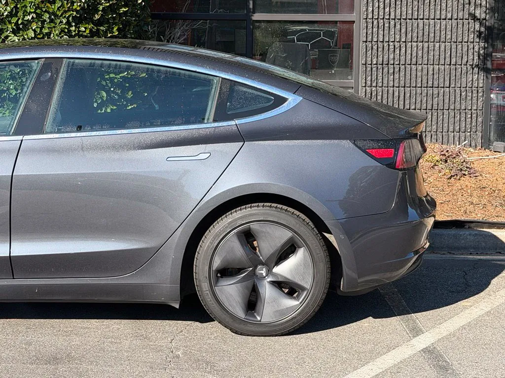 Tesla Model 3 photo 11
