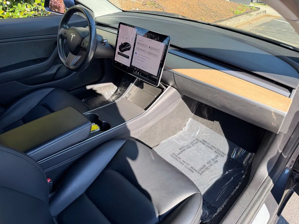 Tesla Model 3 photo 32